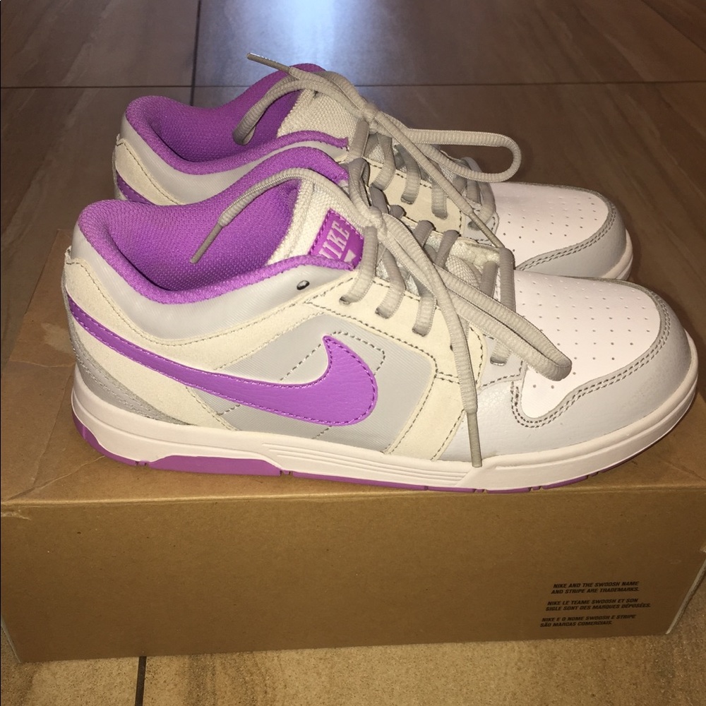 Nike shoes - Picture 2 of 3